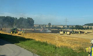 Gut zu tun hatte die Feuerwehr Warburg bei einem Feldbrand in Dössel. - FFW Warburg