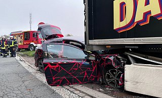 Ein Auto wurde aus unbekannten Gründen unter einem Lkw eingeklemmt. - Feuerwehr Porta