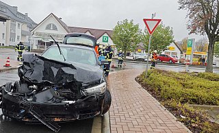 Der BMW wurde bei dem Unfall auf der Langen Straße in Beverungen im Frontbereich stark zerstört. - Svenja Ludwig