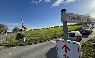 Die Fläche zwischen Verner Straße (l.) und Franz-Kleine-Straße könnte zum Festgelände fürs Kreisschützenfest werden. Die Nähe zum Gewerbegebiet (hinten) hätte einige Vorteile. - Jens Reddeker