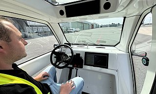Michael Spengler von der TH Augsburg sitzt als Sicherheitsfahrer vorne. Läuft die Software, muss er nicht eingreifen, wie das Bild zeigt. - Jens Reddeker
