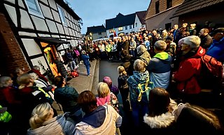 Zur Mahnwache am Haus Rosenberg (l.) in Haaren kamen rund 200 Menschen trotz Nieselregens. Sie zeigten Flagge gegen Antisemitismus. - Jens Reddeker Zur Mahnwache am Haus Rosenberg (l.) in Haaren kamen rund 200 Menschen trotz Nieselregens. Sie zeigten Flagge gegen Antisemitismus. - Jens Reddeker