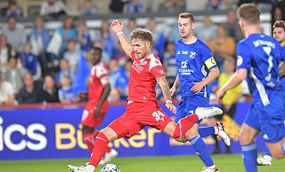 Leandro Putaro behält in der 37. Minute die Nerven und erzielt per Elfmeter das zwischenzeitliche 2:0 für Arminia Bielefeld gegen Westenholz. - Jens Dünhölter