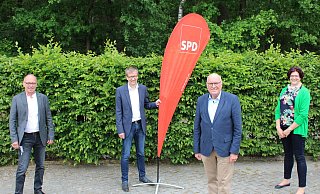 Kreisfraktionsvorsitzender Wolfgang Scholle (v.l.), Kreisvorsitzender Burkhard Blienert und die stellvertretende Kreisfraktionsvorsitzende Silke Kohaupt (r.) wollen Landratskandidat Wolfgang Weigel (2.v.r.) den Rücken stärken. - Moritz Jülich