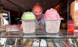 Fabrizio de Lorenzo freut sich über den Titel "Bielefelds beliebteste Eisdiele". - Wolfgang Rudolph