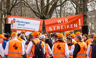 Ärztinnen und Ärzte bei einem Warnstreik Ende Januar in Freiburg. - Philipp von Ditfurth/dpa