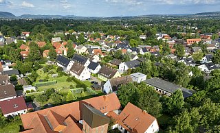 Direkt neben der Versöhnungskirche in Werste liegt der Kindergarten Löwenzahn. Der flache Bau zwischen den Bäumen am rechten Bildrand ist aber in die Jahre gekommen. Die Kirchengemeinde könnte sich einen neuen Kindergarten an gleicher Stelle vorstellen. - Thorsten Ulonska