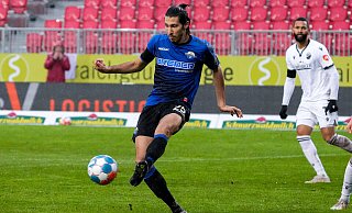 Marcel Correia, der hier im Gastspiel beim SV Sandhausen am Ball ist, überzeugte zuletzt in der Paderborn Dreier-Abwehrkette. - imago images/foto2press
