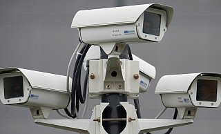 Überwachungskameras: Das Gelände der Flüchtlingsunterkunft kann nun niemand ungesehen betreten. - Symbolbild: picture alliance / dpa