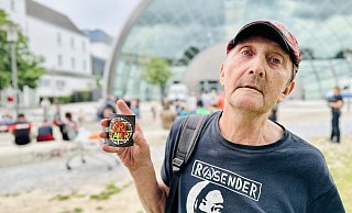 Atze spielt Gitarre in der Band Irritator und trifft an der Tüte häufiger Freunde. - Stefan Becker