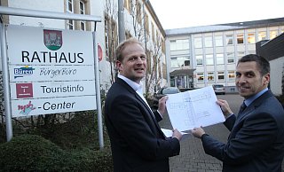 Abteilungsleiter Jörg Altemeier und Bürgermeister Burkard Schwuchow (r.) stellen die Maßnahmen vor. - Johannes Büttner
