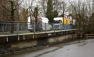 Die Brücke über die Sauer und die anschließende Stützmauer sollen im Zuge der Straßensanierung ebenfalls erneuert werden. Aber die Stützmauer müsste die Stadt bezahlen. Dafür fehlt das Geld. - Uwe Müller Die Brücke über die Sauer und die anschließende Stützmauer sollen im Zuge der Straßensanierung ebenfalls erneuert werden. Aber die Stützmauer müsste die Stadt bezahlen. Dafür fehlt das Geld. - Uwe Müller