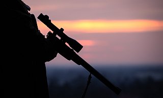 Im Kreis Höxter gibt es viele Jagdgebiete - und entsprechend viele Jäger mit Waffen zuhause. - Friso Gentsch/dpa