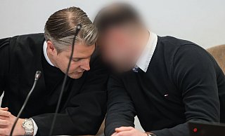 Der Angeklagte (r) mit seinem Anwalt im Kölner Landgericht. - Oliver Berg/dpa