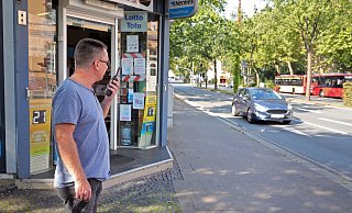 Kein Passant sondern Polizist: Hauptkommissar Mario Hoffmann steht am Kiosk und nimmt Verkehrssünder ins Visier. - Frank-Michael Kiel-Steinkamp