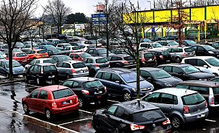 Schlechtes Wetter, enge Parkbuchten: Schnell ist beim Rangieren einanderes Auto berührt. Ob es auch zu einem Schaden gekommen ist, ist mitbloßem Auge oft nicht zu sehen. - Barbara Franke