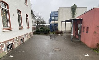 Die Markierungen auf dem Schulhof der Grundschule Quelle zeigen die Begrenzungen des Zeltes. Es ist zwischen Mensa und dem linken Gebäude geplant.  - Susanne Lahr