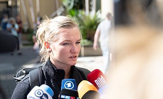 Alexandra Popp versucht das frühe Ausscheiden des DFB-Teams zu erklären.. - Sebastian Christoph Gollnow/dpa