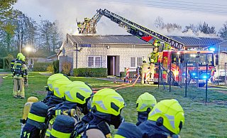 70 Feuerwehrleute aus mehreren Einheiten waren in der Kleingartenanlage an der Riemekestraße im Einsatz. - Ralph Meyer