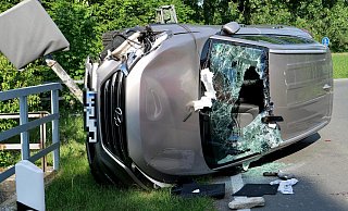 Anwohner holten die Frau durch die Frontscheibe aus dem verunglückten Fahrzeug. - Ralph Meyer