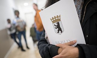 In Berlin gibt es seit Anfang 2024 eine zentrale Einbürgerungsstelle im Landesamt für Einwanderung. (Archivfoto) - Sebastian Gollnow/dpa
