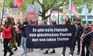 So wie im vergangenen Jahr in Hannover sieht es aus, wenn die Aktivisten von Ariwa für Tierrechte auf die Straße gehen. - Ariwa So wie im vergangenen Jahr in Hannover sieht es aus, wenn die Aktivisten von Ariwa für Tierrechte auf die Straße gehen. - Ariwa