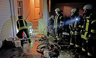 Beim Löschen eines Brandes in einem Anbau einer Hinterhofbebauung an der Langen Straße zog sich am frühen Sonntagmorgen ein Bewohner eine Rauchgasvergiftung zu und wurde ins Krankenhaus Salzkotten eingeliefert. - Ralph Meyer