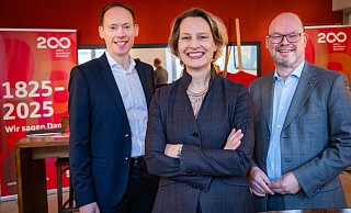 Das neue Vorstandsteam der Sparkasse Bielefeld freut sich auf das Jubiläumsjahr: Jennifer Erdmann hat im August 2024 den Vorstandsvorsitz übernommen, Stefan Dwilies (r.) gehört dem Vorstand seit 2019 an, Jörn Stöppel kam 2023 dazu. - Sarah Jonek