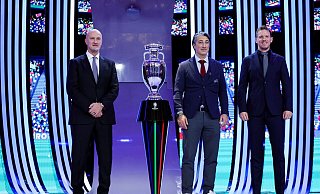 Schweiz-Trainer Murat Yakin (M) schiebt Deutschland die Favoritenrolle in der Gruppe A zu. - Christian Charisius/dpa