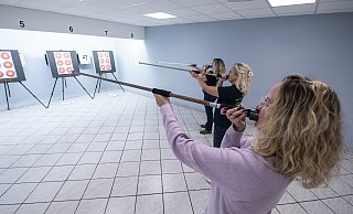 Beim Blasrohrschießen sind die Frauen in der Mehrheit - zumindest in Dalbke. Von links Julia Tellenbröker, Grit Hollmann und Bianca Allroggen. - Jörg Dieckmann