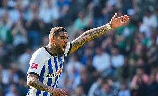 Herthas Kevin Prince Boateng treibt kurz vor Spielende seine Mitspieler an. Der Nationalspieler sieht vor der Heim-EM noch viel Arbeit vor der deutschen Fußball-Elf. - Soeren Stache/dpa