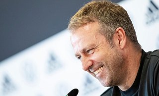 Gut gelaunt: Bundestrainer Hansi Flick will seinen dritten Sieg im dritten Spiel. - Foto: Tom Weller/dpa