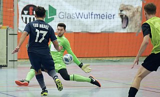 Finale 2024: Theesens Torhüter Dominic Breese bleibt im Duell mit dem TuS Brake Sieger. - Peter Unger
