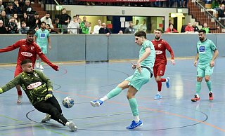 Der FC Türk Sport (rote Trikots), hier gegen den SCB, steht in der Endrunde um die Bielefelder Hallenfußball Stadtmeisterschaft. - Peter Unger