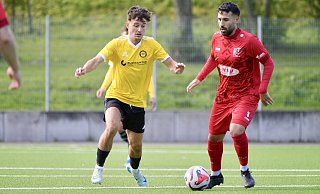 Wellensieks Maurice Hertel (l.) hat im Derby gegen den FC Türk Sport mit Atilla Parlar die 1:0-Führung für seinen VfR erzielt. - Peter Unger