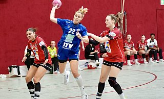 Jöllenbecks Defensivspezialistin Saskia Winter (am Ball) überzeugte auf der vorgezogenen Abwehr-Position und im Angriff mit vier Toren. - Peter Unger