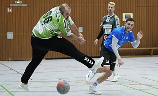 Brakes Jan Breuer tunnelt Mennighüffens Torhüter Tristan Frerichs bei einem seiner fünf Treffer zum Unentschieden im Spitzenspiel. - Peter Unger