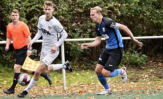 Dornbergs Lukas Kuck (l.)gewinnt hier das Laufduell mit Herfords Kapitän Nico Bartling. - Peter Unger