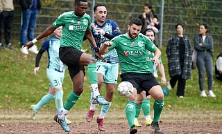 Die Hicret-Spieler Pape Mamadou Diallo (l.) und Torschütze Ilhami Karabas (r.) nehmen Canlars Ilias Anuali in die Zange. - Peter Unger