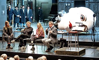 Theater-Fachleute erklären vor vollen Reihen in der öffentlichen Probe Wissenswertes zur Offenbach-Oper „Hoffmanns Erzählungen“. - Barbara Franke