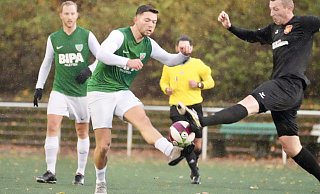 Jannis Bölt (l.) und Charley Achtereekte (Mitte) bleiben dem TuS auch in der kommenden Saison erhalten. - Peter Unger
