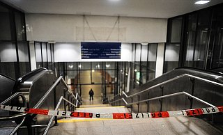Polizei und Rettungsdienst waren vor Ort, als die 76-Jährige am Ende der Rolltreppe zum Bahnsteig Jahnplatz schwer verletzt wurde. - Symbolfoto: Christian Mathiesen