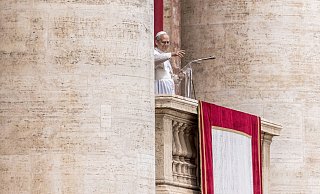 Der neue Papst Leo XIV. nutzt sein Gebet für einen Friedensappell. - Oliver Weiken/dpa