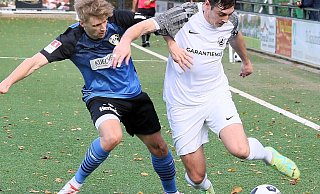 Packendes Duell an der Seitenlinie: Abwehrspieler Artur Esko vom SC Herford (l.) bekämpft hier den Loher Torjäger Stefan Langemann. - Egon Bieber