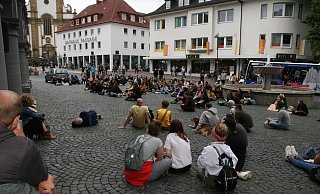 Die Demonstranten, die sich unter dem Motto Black Lives matter zusammengefunden haben, sitzen auf dem Pflaster vor dem Rathaus. - Andreas Götte