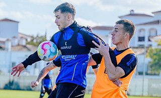 Auf Übungen mit dem Ball muss Marvin Pieringer (l.), der sich hier im Trainingslager in Spanien einen Zweikampf mit Uwe Hünemeier liefert, noch verzichten. Aber immerhin kann der SCP-Stürmer schon wieder ein leichtes Lauftraining absolvieren. - Besim Mazhiqi