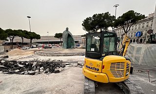 Der bronzene Papst Johannes Paul II. vor dem Hauptbahnhof blickt auf einen aufgerissenen Boden. - Christoph Sator/dpa