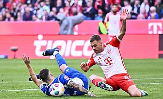 Joshua Kimmich (r) foult Darmstadts Marvin Mehlem. - Tom Weller/dpa