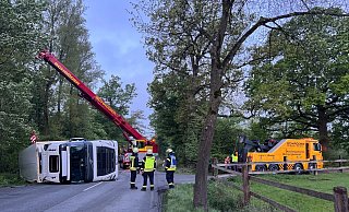 Nahe der A33 ist am Freitagmorgen, 25. April, ein Lkw umgestürzt. Die B476 zwischen Versmold und Borgholzhausen musste anschließend mehrere Stunden gesperrt werden. - Thorsten Heß