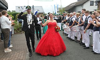 Das Königspaar Arno und Helga Lauterbach wird beim Festumzug von den Festzugteilnehmern und Besuchern bejubelt. - Johannes Büttner